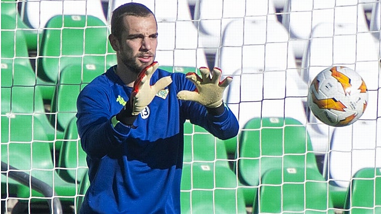 Pau López, durante un entrenamiento del Betis 18-19