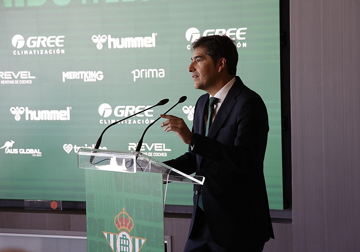 Ángel Haro, en el transcurso de la presentación de Junior Firpo