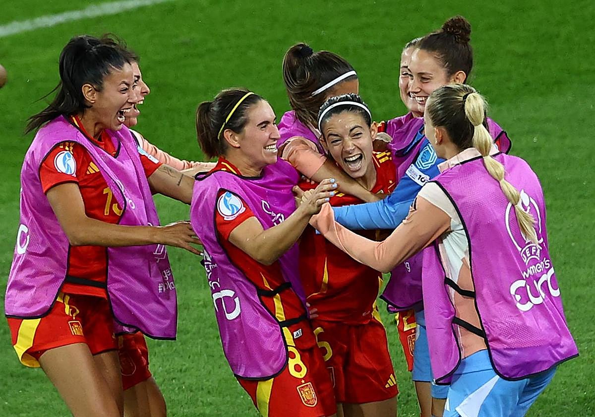 Aitana, abrazada por sus compañeras tras el gol