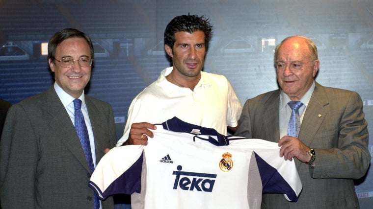 Presentación de Luis Figo con el Real Madrid junto a Florentino Pérez y Alfredo di Stéfano