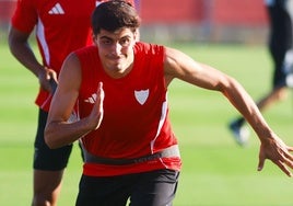 Juanlu sigue entrenando a la espera de que se resuelva su futuro