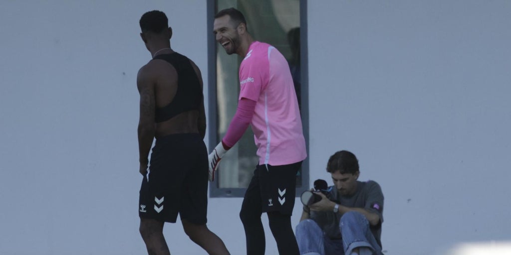 Primer entrenamiento con el grupo de Junior y Pau López