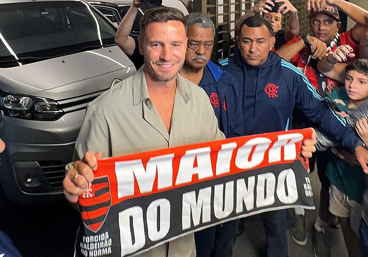 Saúl Ñíguez posa con una bufanda del Flamengo, el que será su nuevo equipo