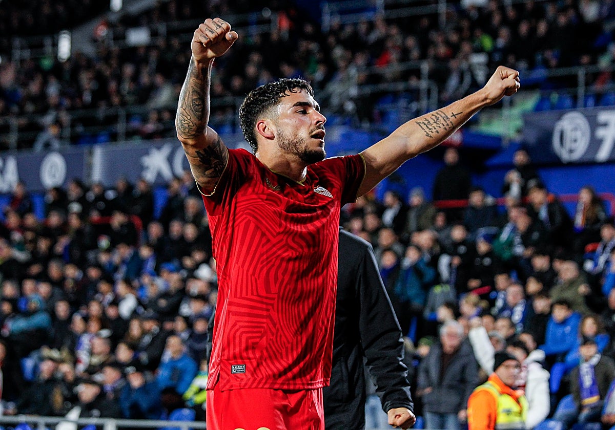 Isaac Romero celebra un gol con el Sevilla FC
