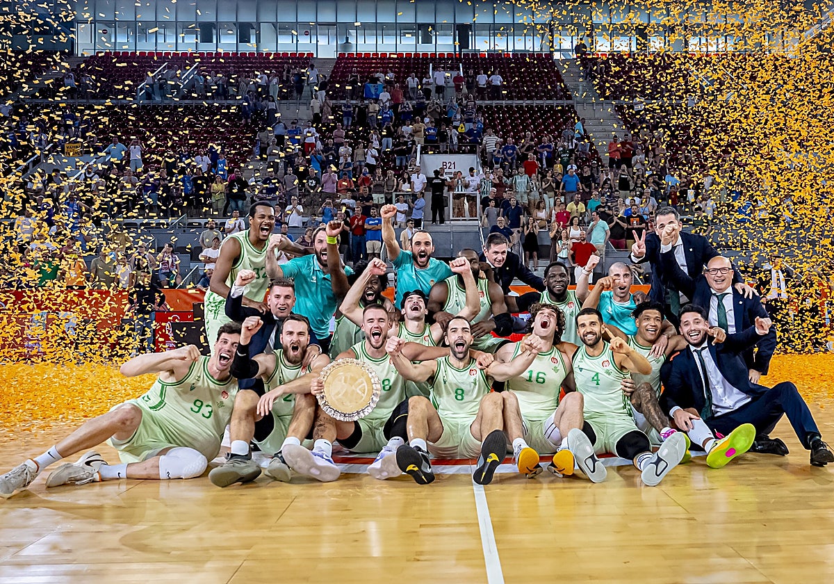 La plantilla del Betis Baloncesto, celebrando el ascenso deportivo el 8 de junio en la Caja Mágica, en Madrid