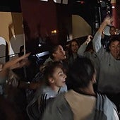 Tambores, bailes y canciones junto al bus: así fue la fiesta de España que enervó a la prensa alemana