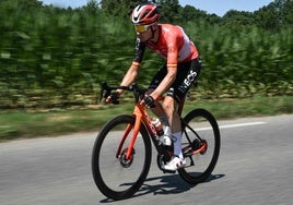 Carlos Rodríguez, con una fractura de pelvis, y Enric Mas, sin fuerzas, abandonan el Tour