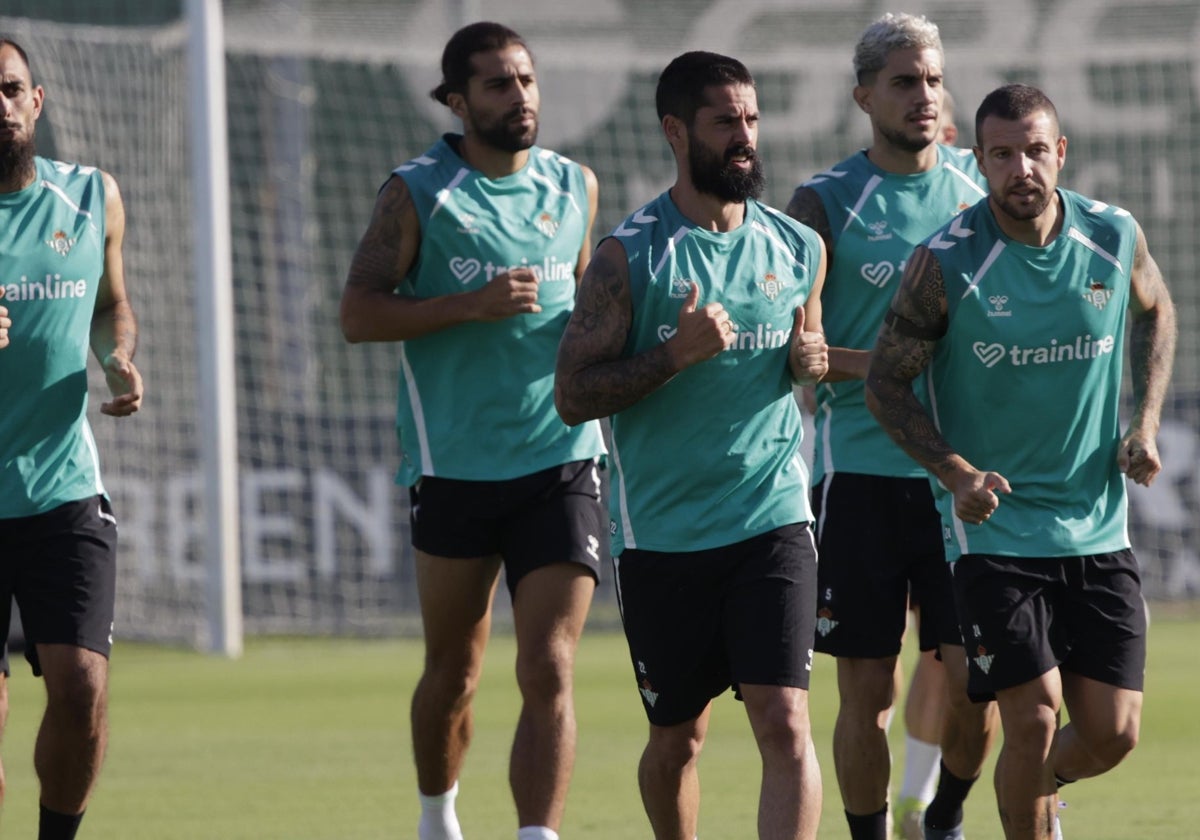 Isco hace carrera continua con Aitor durante el entrenamiento del Betis