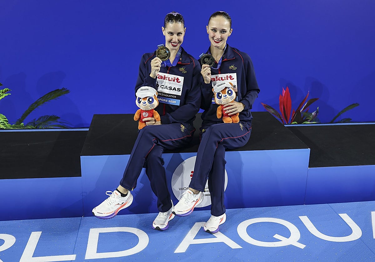 Iris Tió y Lilou Lluis, en el primer cajón del podio, con la medalla de oro del dúo libre