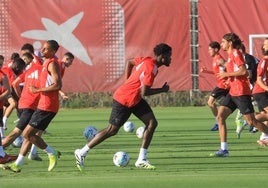 Lucien Agoumé, en el entrenamiento de ayer en la ciudad deportiva