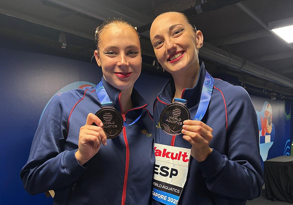 Alisa Ozhogina y Marina García Polo, con una de las tres medallas de bronce logradas por las sevillanas en Singapur