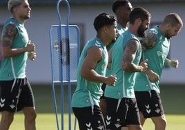 En Córdoba, prueba para el Betis con el atractivo de Riquelme y los internacionales