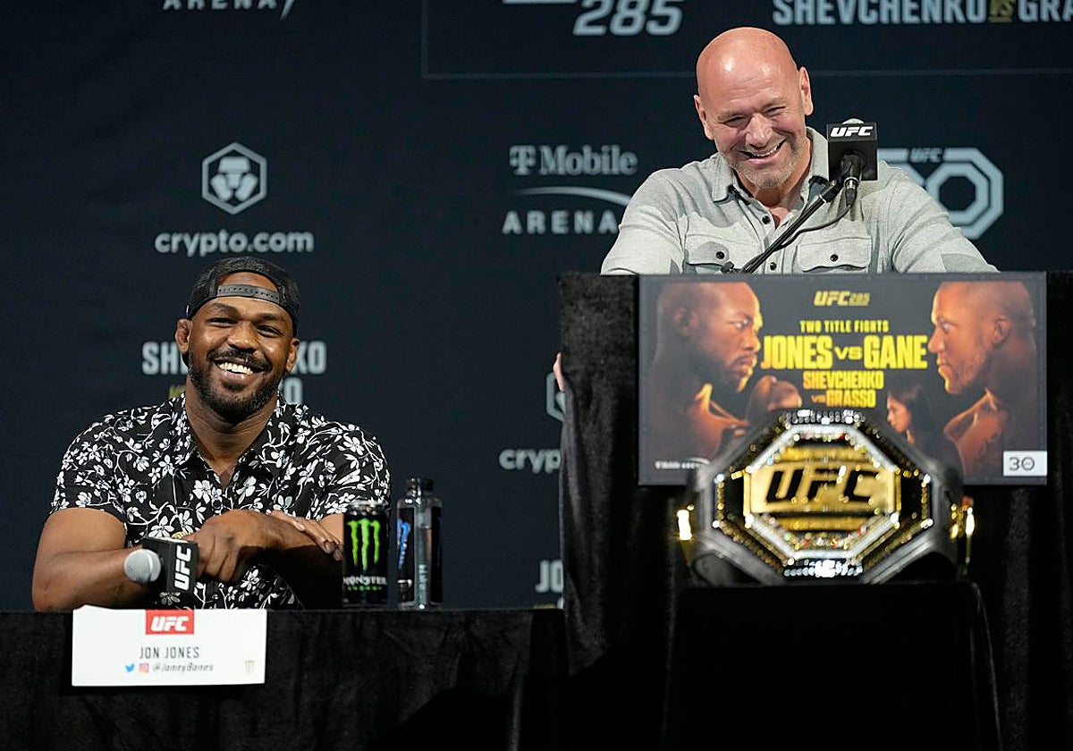 Jon Jones junto a Dana White en una rueda de prensa