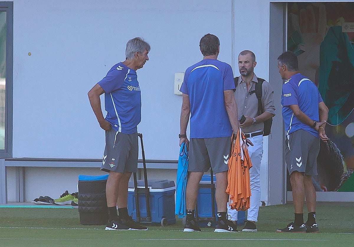 Manu Fajardo dialoga con Pellegrini, Cousillas y Alexis durante el entrenamiento del Betis
