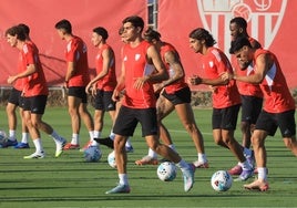 Última sesión antes de viajar a Alemania: Juanlu se entrena con el culebrón del Nápoles abierto y Badé se reserva por una sobrecarga