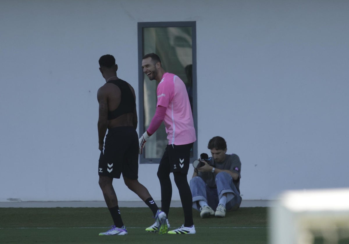 Pau López sonrié con Junior antes del entrenamiento del Betis en la ciudad deportiva