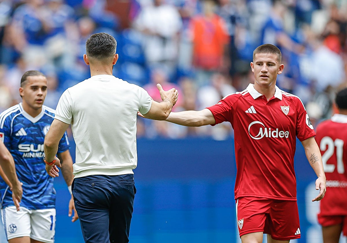 Almeyda saluda a Oso durante un entrenamiento de pretemporada