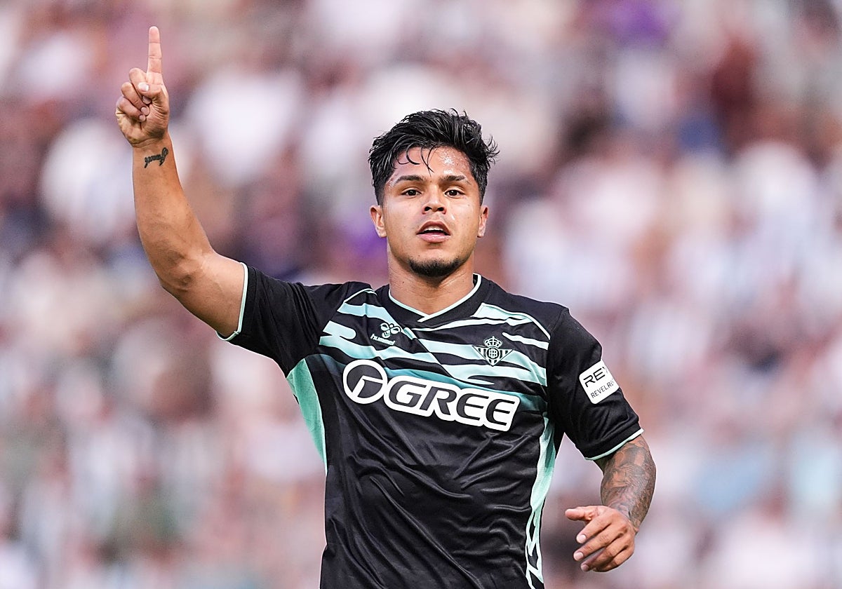 Cucho Hernández celebra el gol marcado en el Córdoba-Betis