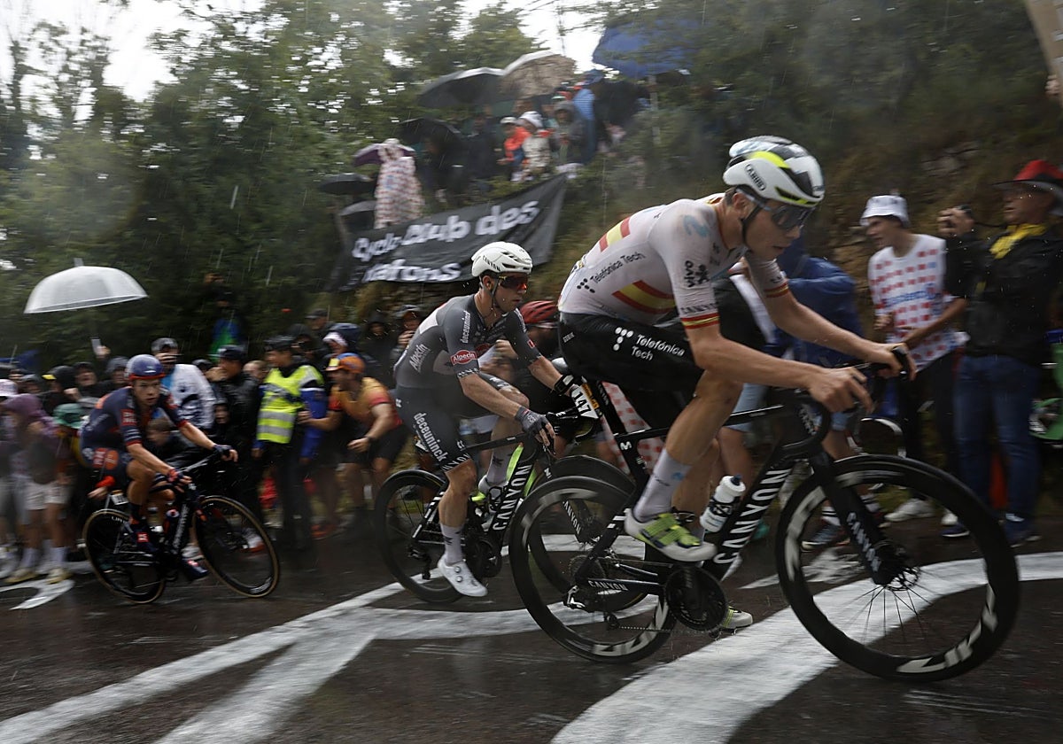 Iván Romeo, poco antes de irse al suelo por culpa de la lluvia