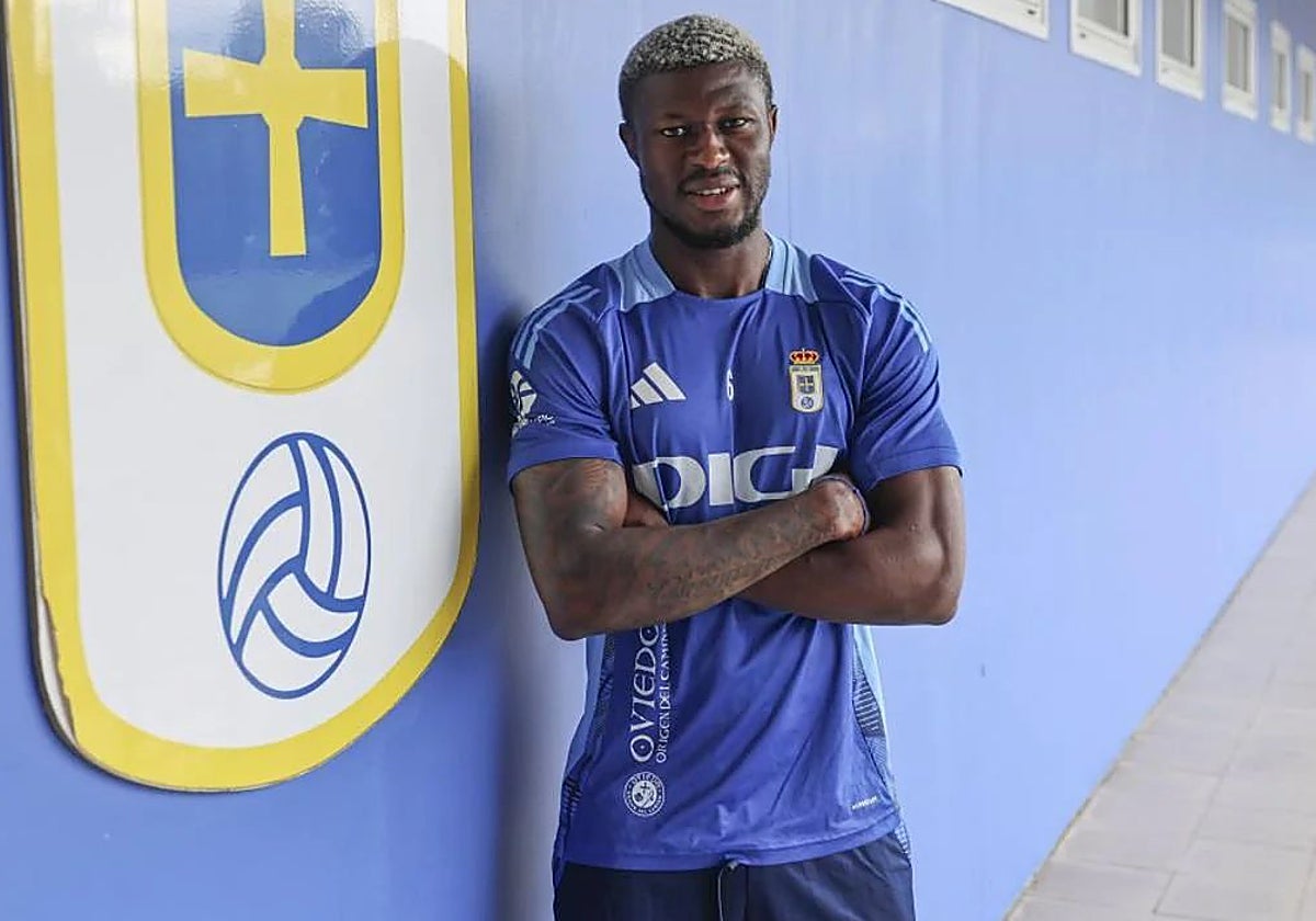 Kwasi Sibo posa en las instalaciones del Real Oviedo