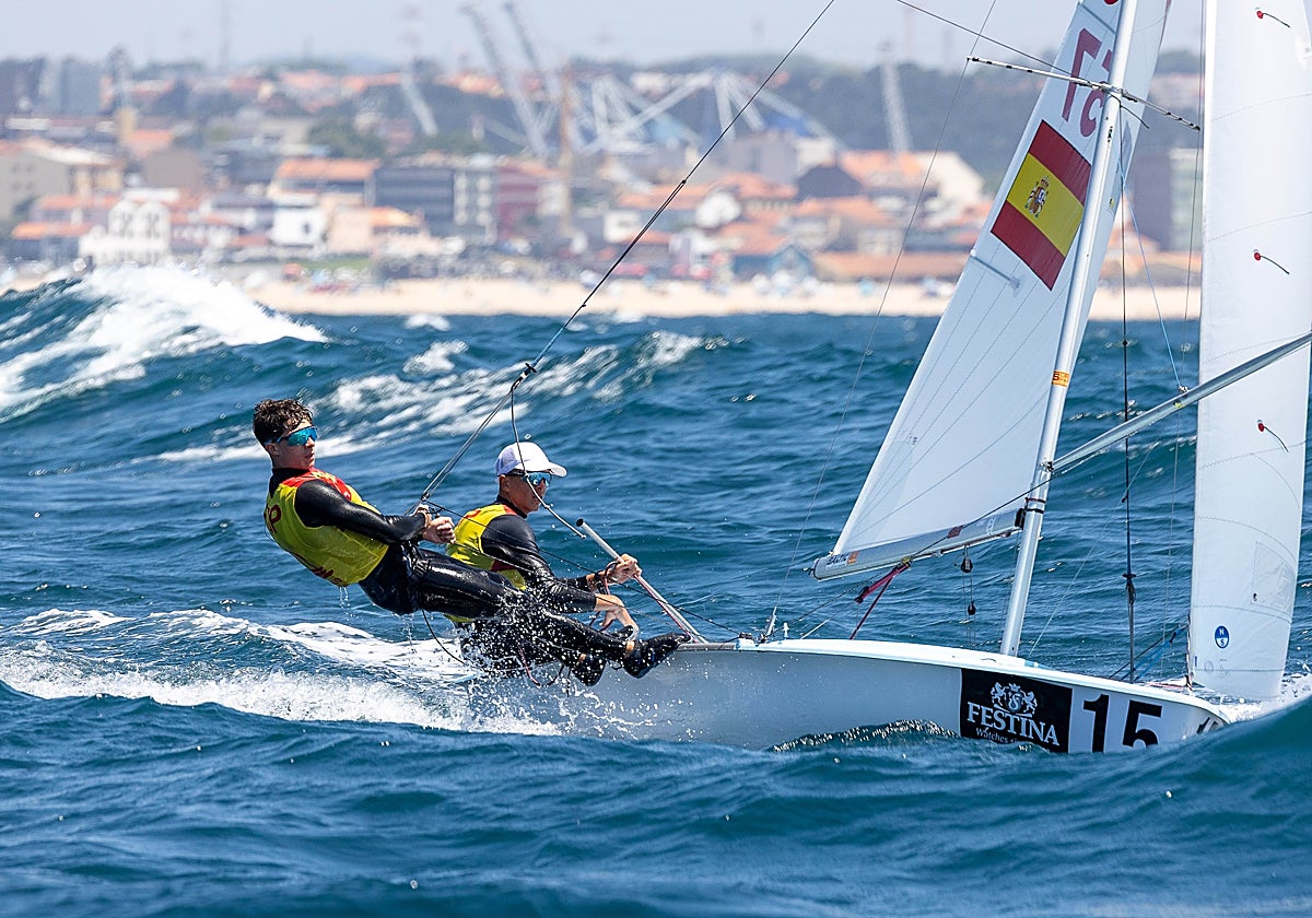 Luca y Nico Montoya navegando entre las olas de Matoshinos