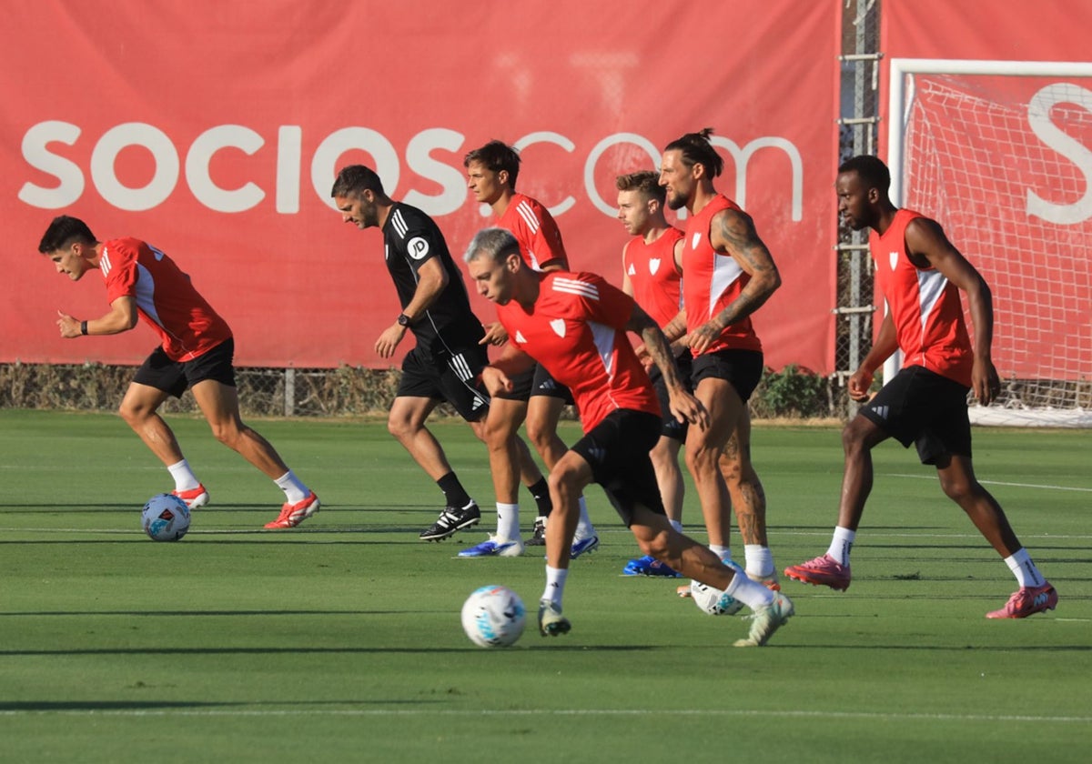 Varios futbolistas del Sevilla, durante un entrenamiento de pretemporada