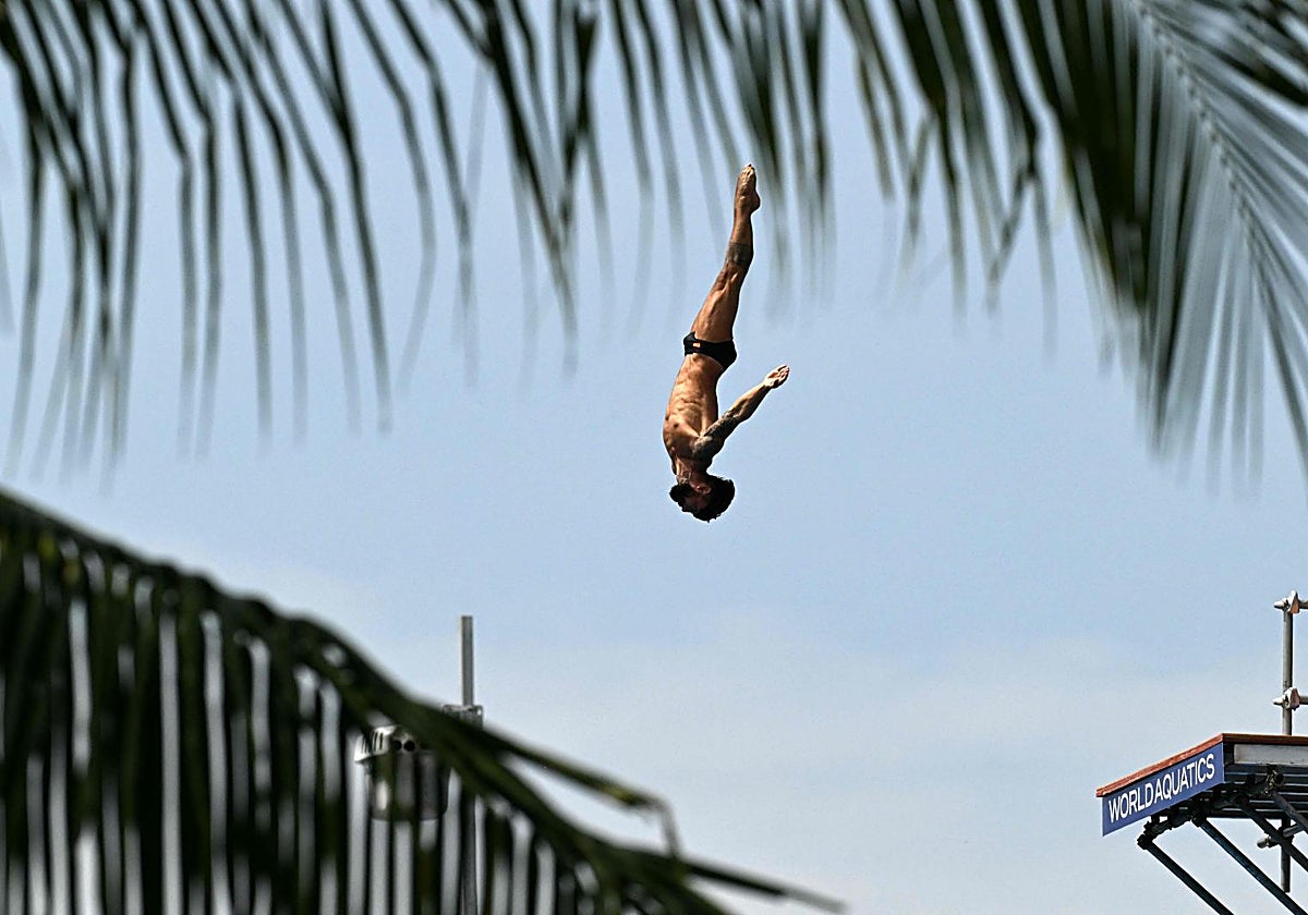Carlos Gimeno, en su salto desde la plataforma de 27 metros