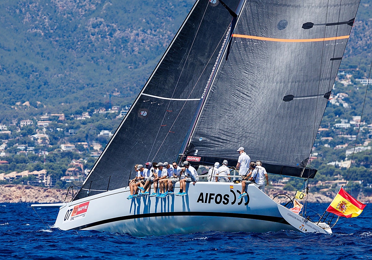 El Aifos con el Rey a la caña entrenando este domingo en la bahía de Palma