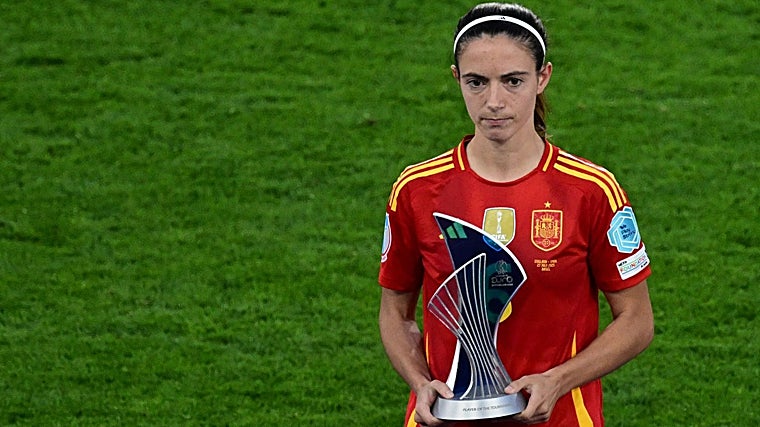 Aitana Bonmati, con el trofeo de MVP del torneo