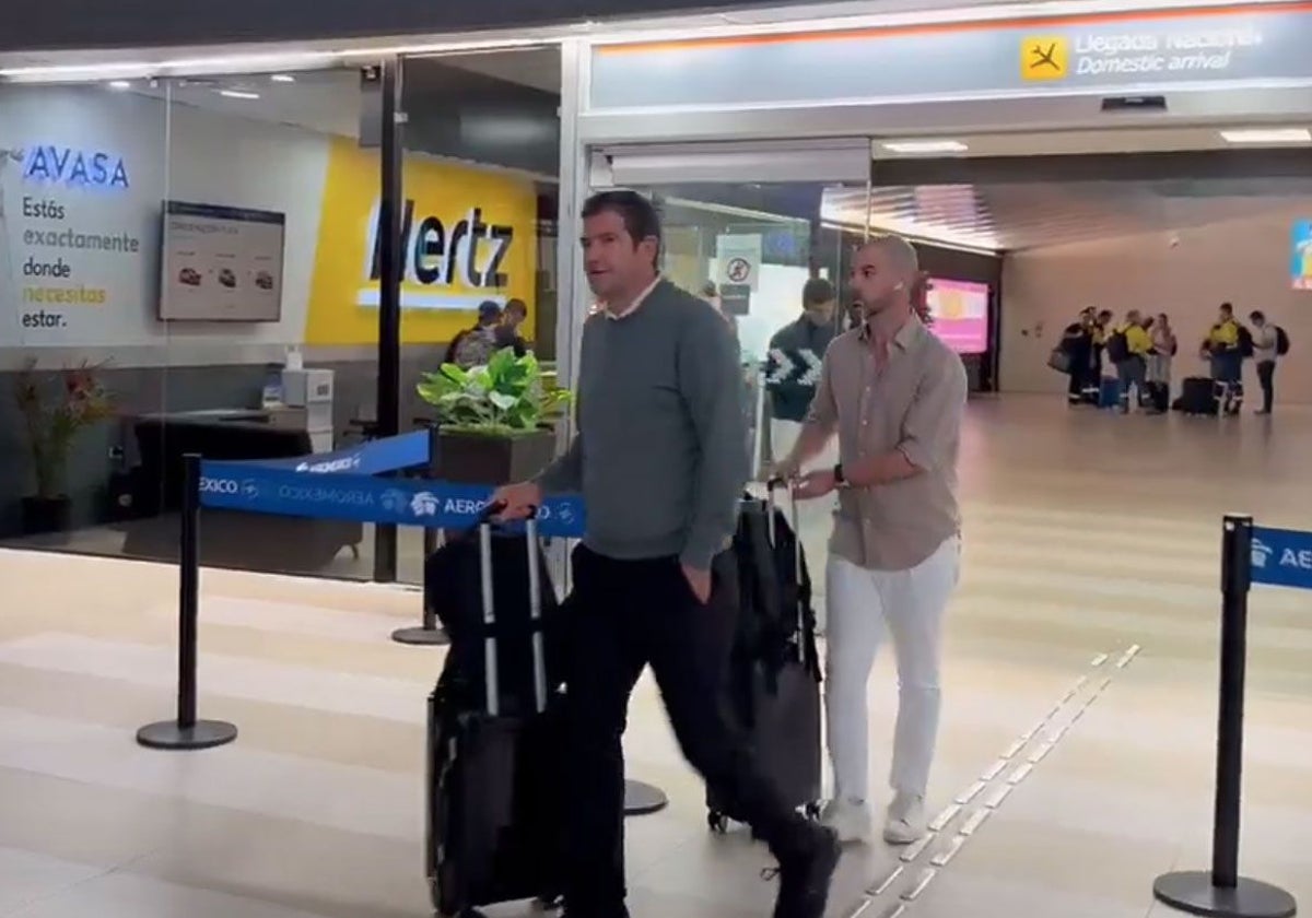 Ramón Alarcón y Manu Fajardo, a su llegada a México