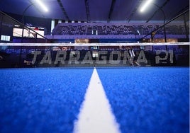 ¿Por qué las pistas de pádel llevan arena? El detalle invisible que lo cambia todo