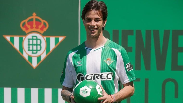 Valentín Gómez, en su presentación como futbolista del Betis