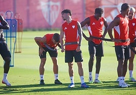 José Ángel Carmona y el futuro de Juanlu aumentan la incertidumbre del lateral derecho