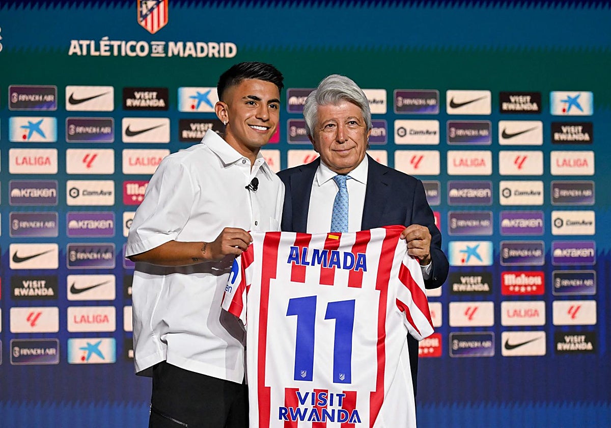Almada, junto a Cerezo en su presentación, luciendo el número 11