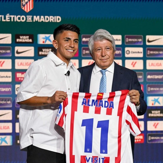 Almada, junto a Cerezo en su presentación, luciendo el número 11