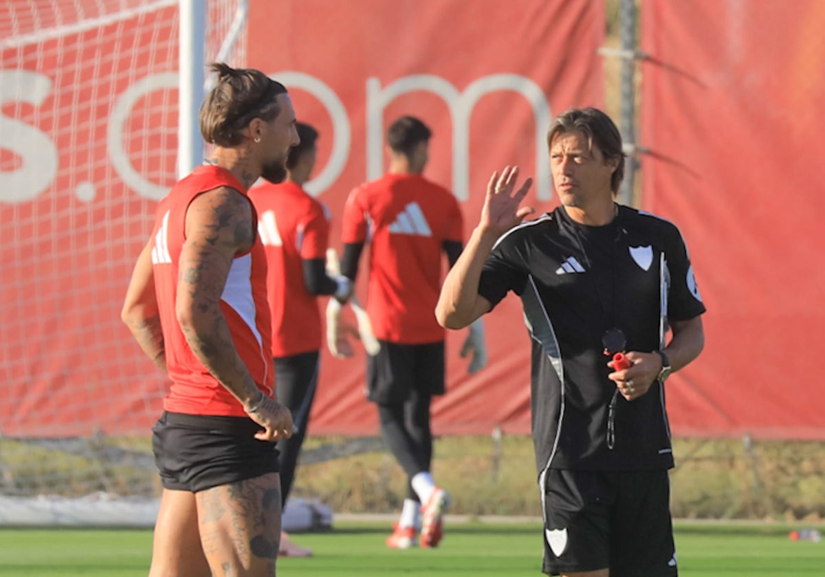 Almeyda dialoga con Gudelj en un entrenamiento del Sevilla FC