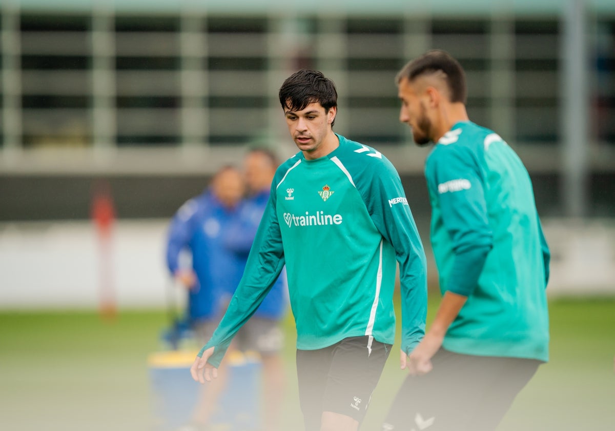 Gonzalo Petit, durante uno de los primeros entrenamientos del Betis en Inglaterra