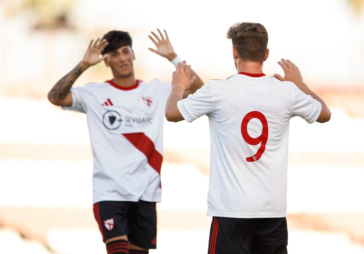 Los jugadores del Sevilla Atlético celebran uno de los goles ante el Tomares