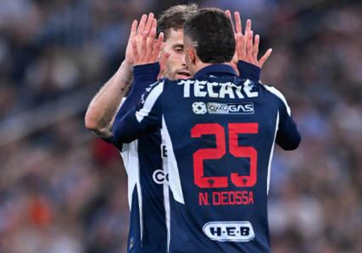Sergio Canales y Deossa se felicitan tras un gol de Rayados