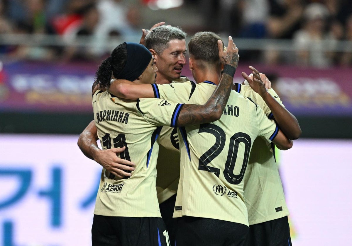 Lewandowski celebra uno de sus goles con sus compañeros