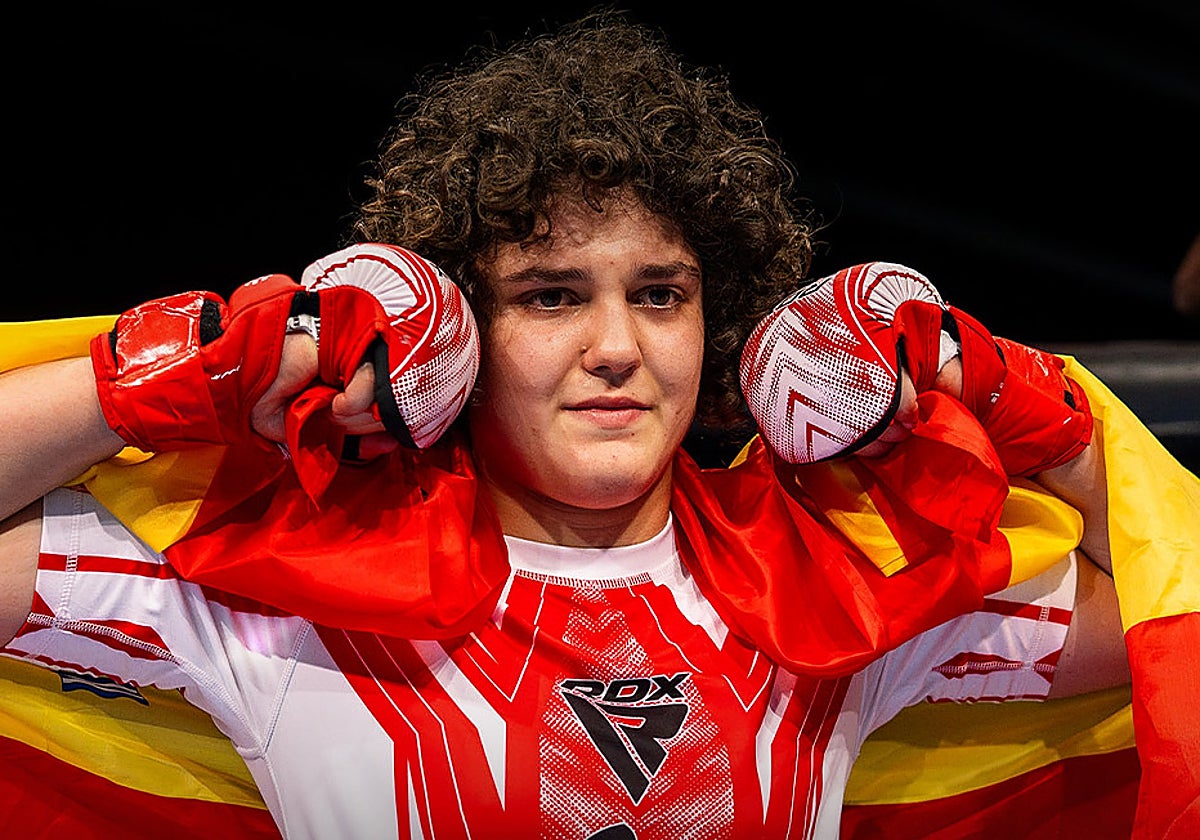 Merche García, con la bandera de España tras proclamarse campeona mundial