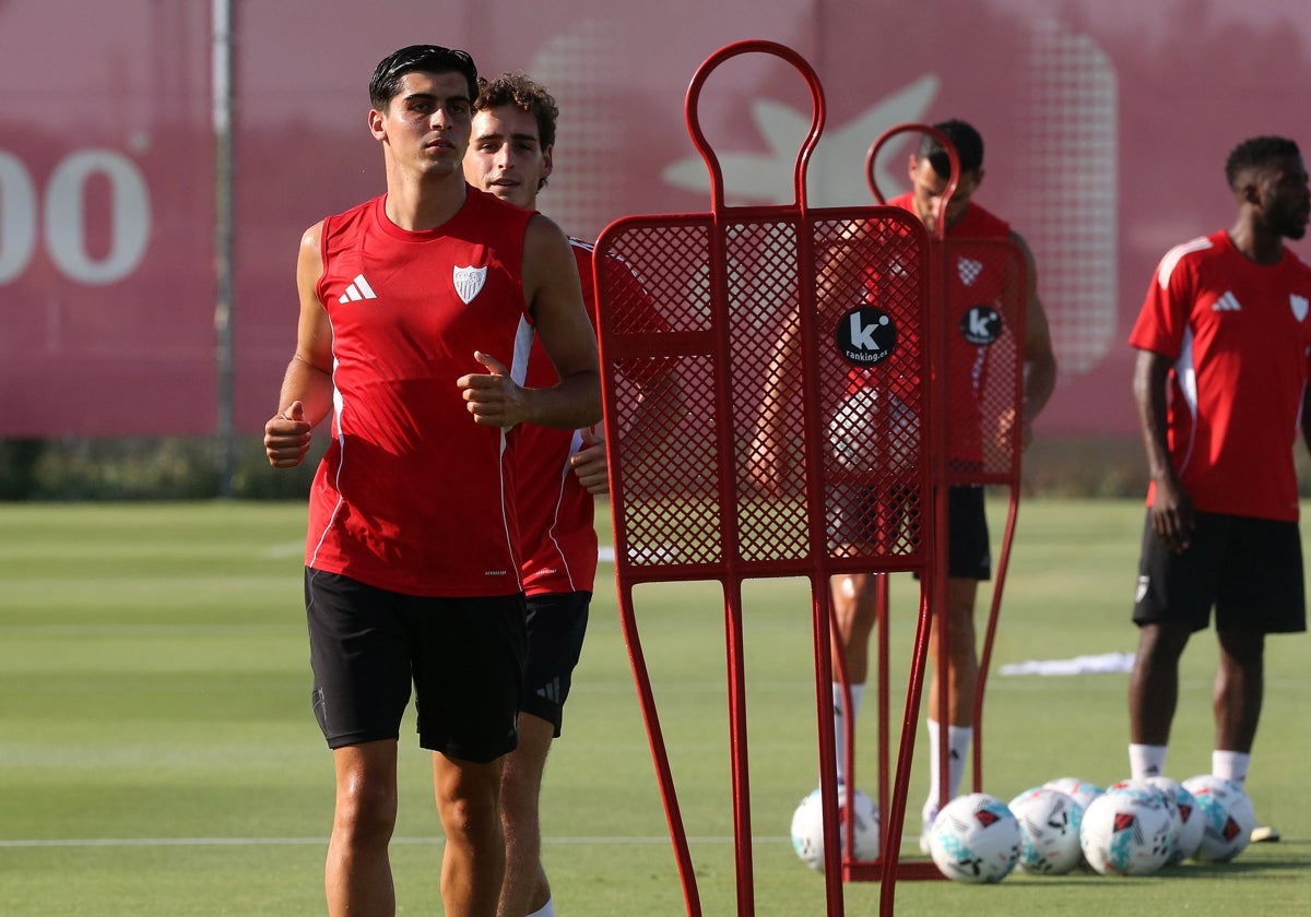 Juanlu, durante un entrenamiento con el Sevilla FC