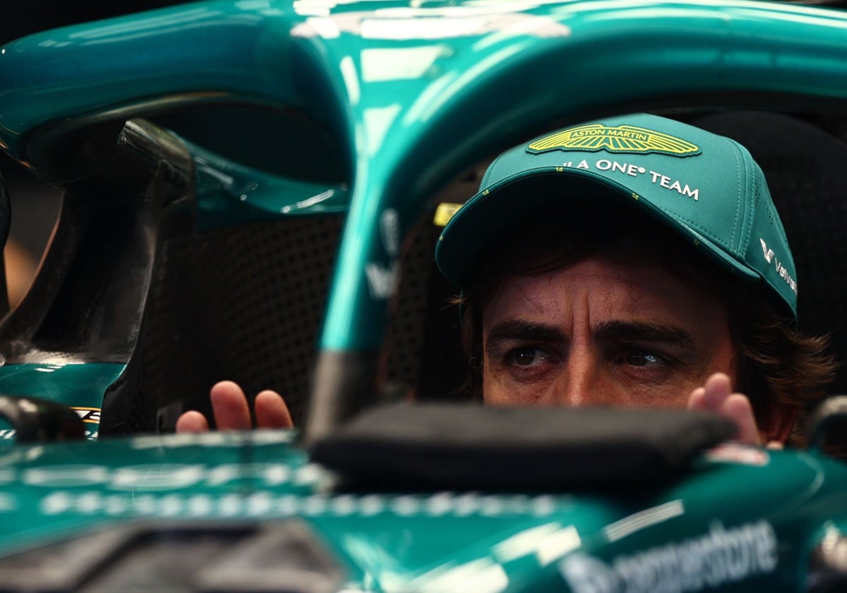 Fernando Alonso, sentado en su Aston Martin en Hungaroring