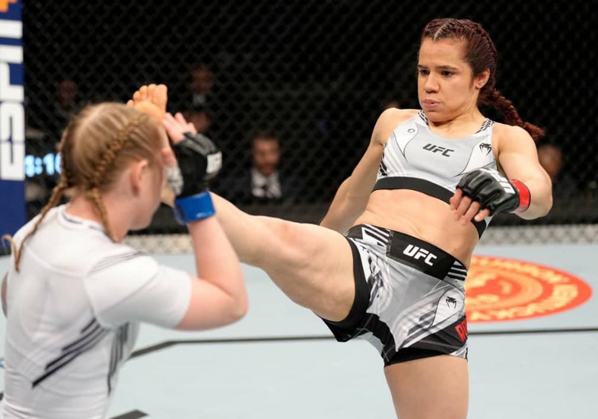 Piera La Fiera conecta una patada durante un combate