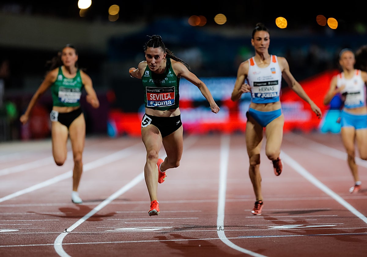 Paula Sevilla, por delante de Blanca Hervás, en la final del 400 lisos