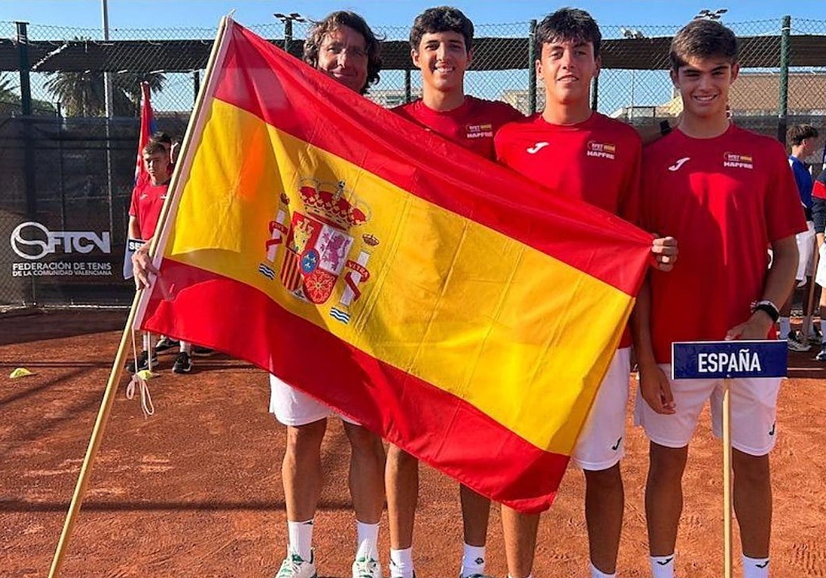 Adolfo Abascal, el segundo por la izquierda