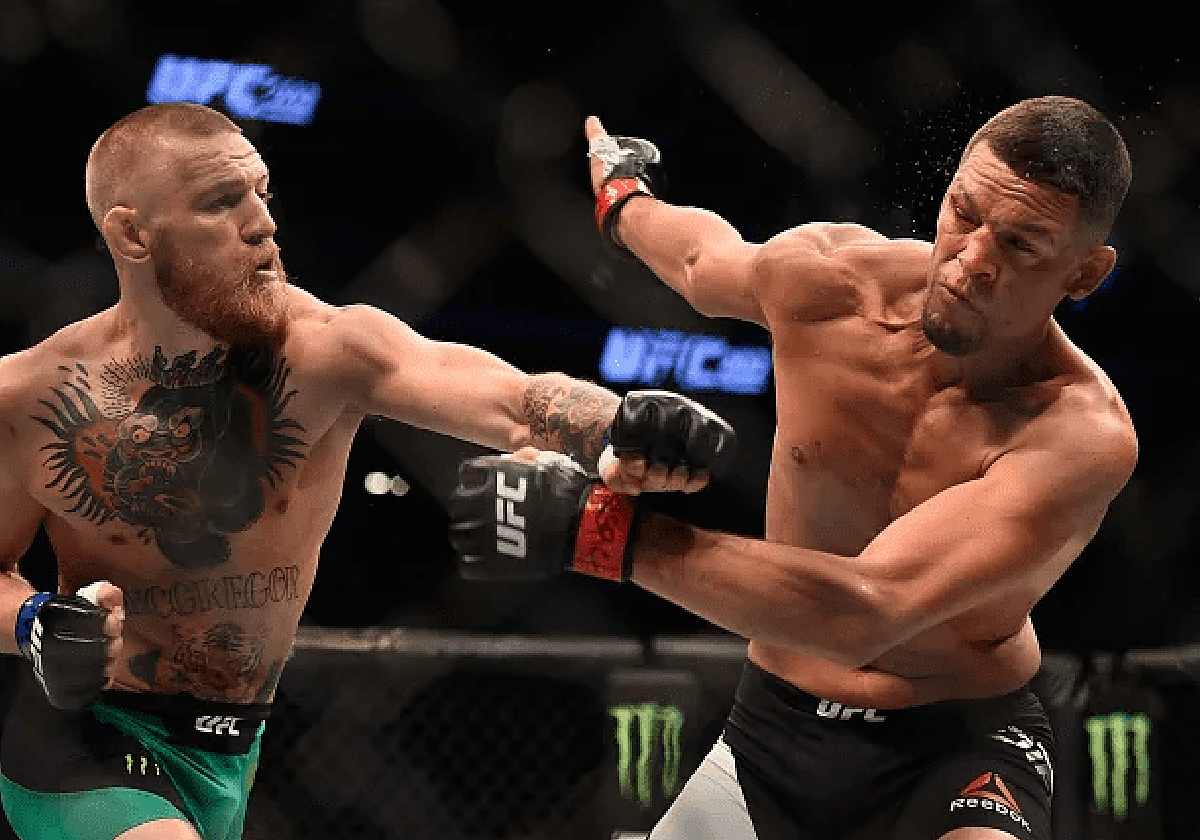 Nate Díaz recibe una izquierda recta de Conor McGregor