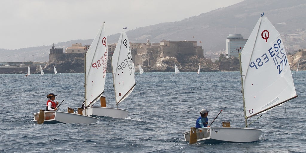 Leo Molina (Optimist), Daniel Martínez (ILCA 4) y Manuel García (ILCA 6), líderes
