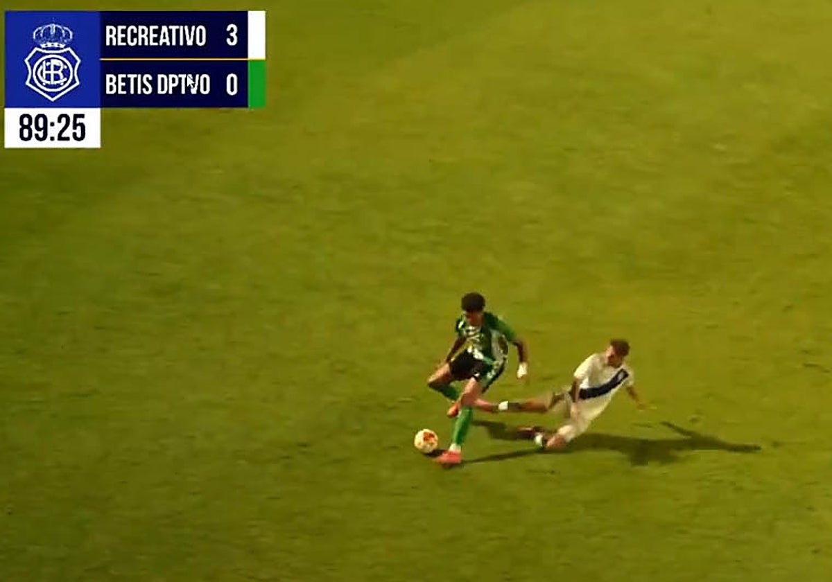 La escalofriante entrada de un jugador del Recre sobre Embalo, del Betis Deportivo, que obligó a finalizar el amistoso antes de tiempo