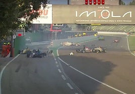 Una caótica salida en una carrera de F4 deja 12 coches accidentados en Imola